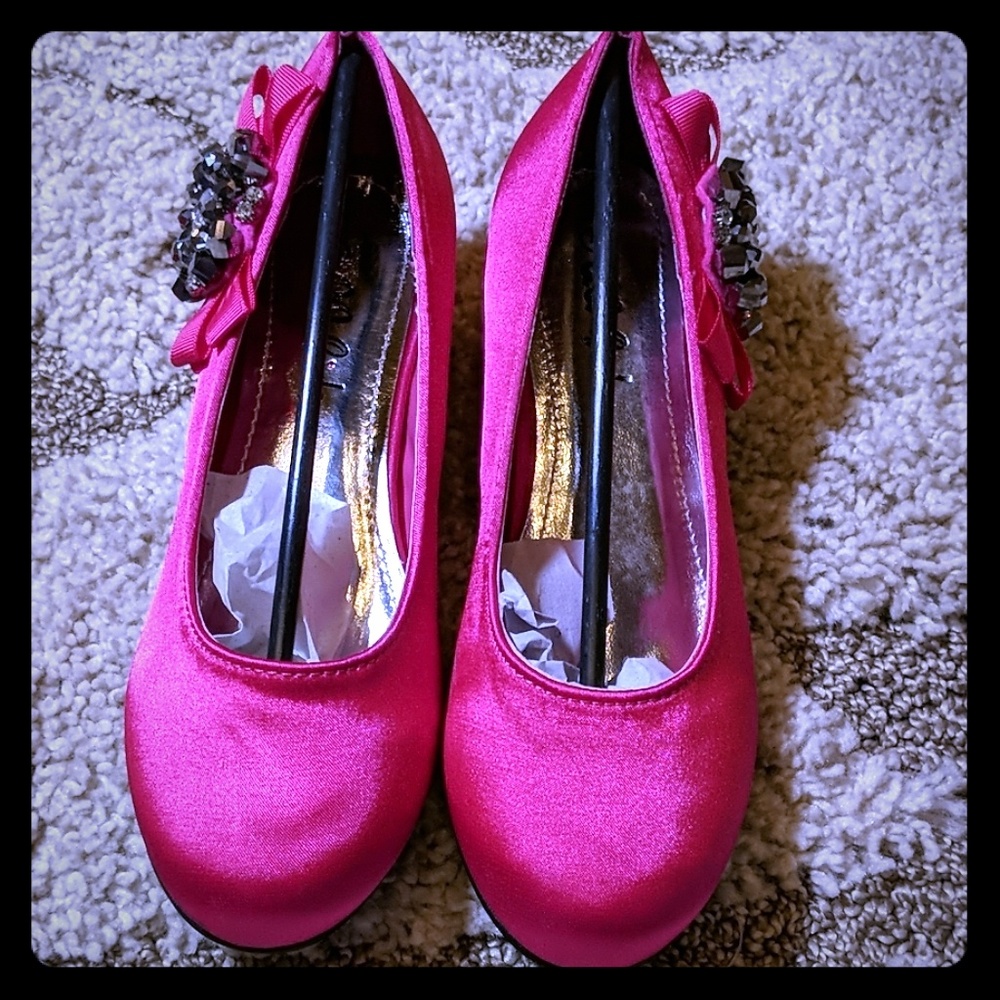 QQ girls fuchia Satin shoes with gem size 4